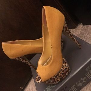 Mustard yellow heel-Fall Picks